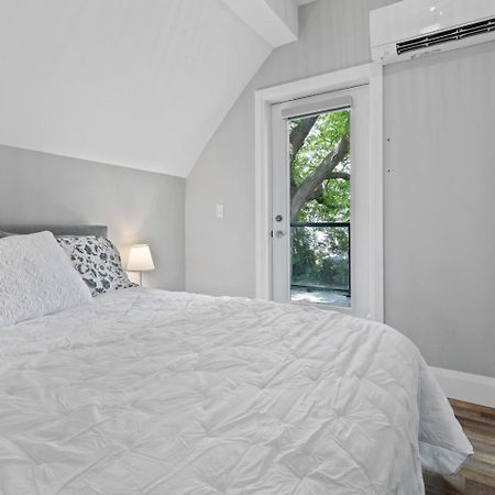 Entire 1 Bedroom Apartment Across From Google - Br5 Kitchener Eksteriør bilde