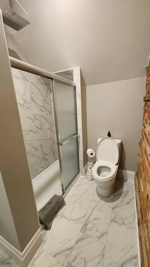 Entire 1 Bedroom Apartment Across From Google - Br5 Kitchener Eksteriør bilde