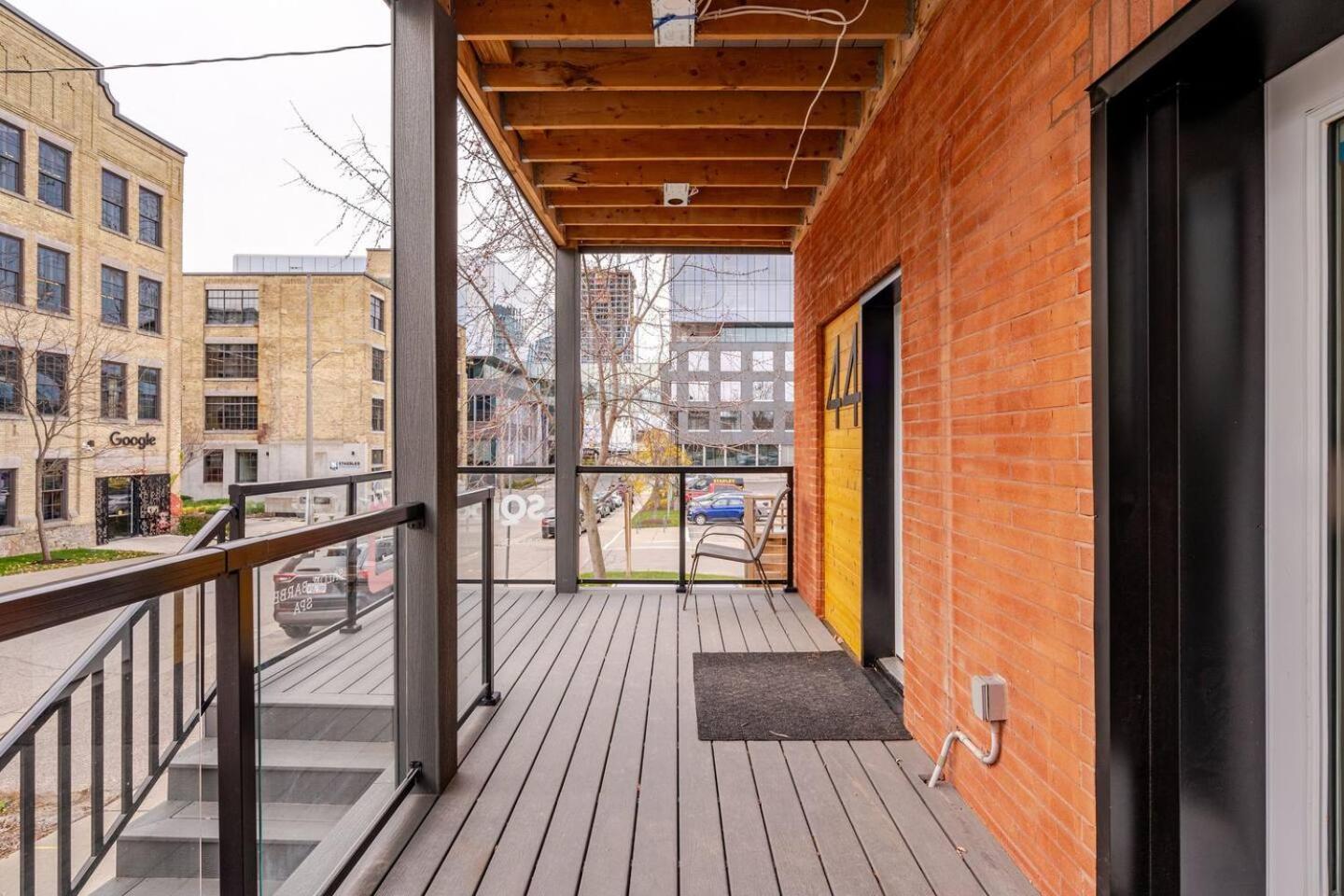 Entire 1 Bedroom Apartment Across From Google - Br5 Kitchener Eksteriør bilde