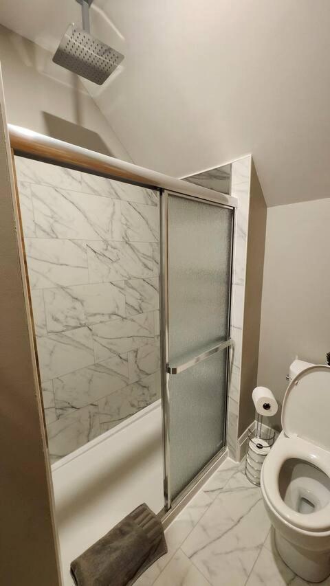 Entire 1 Bedroom Apartment Across From Google - Br5 Kitchener Eksteriør bilde