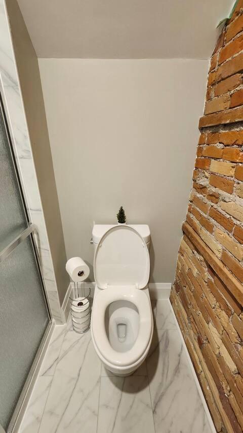 Entire 1 Bedroom Apartment Across From Google - Br5 Kitchener Eksteriør bilde