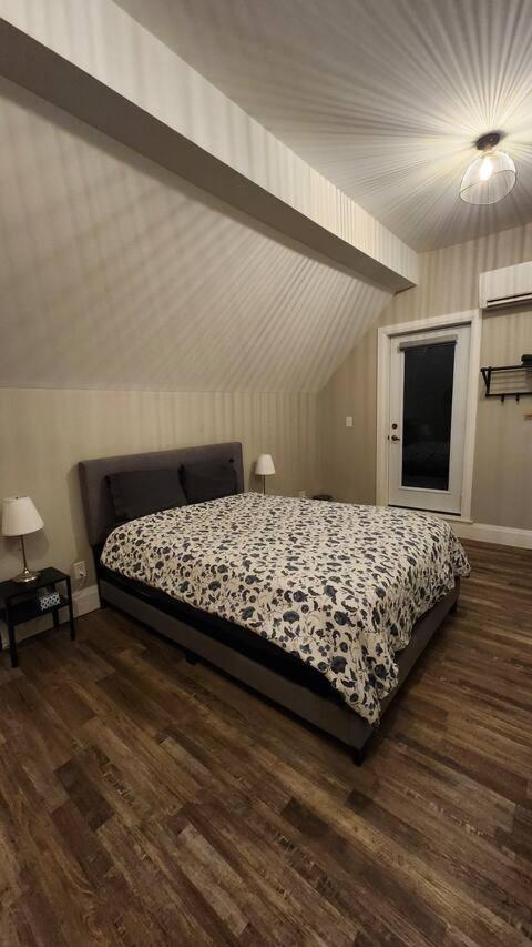 Entire 1 Bedroom Apartment Across From Google - Br5 Kitchener Eksteriør bilde